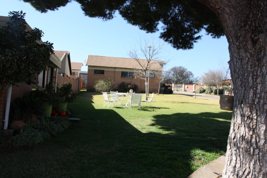 2 Bedroom Property for Sale in Langenhovenpark Free State